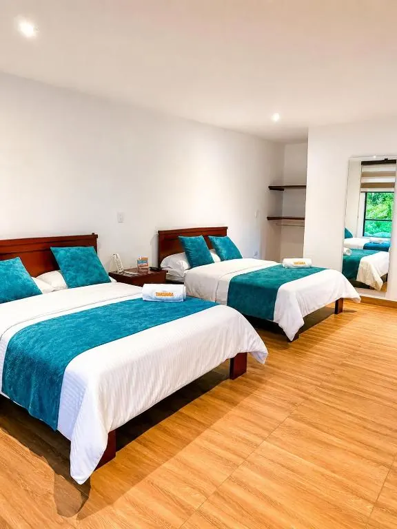 Habitación familiar del Hotel Takuara con tres camas