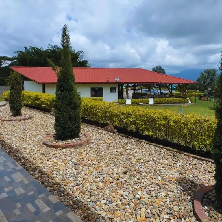 Jardines y senderos del Hotel Takuara