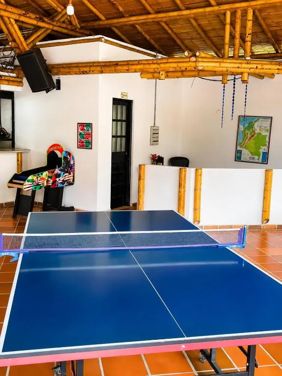 Zona de juegos con mesa de ping pong
