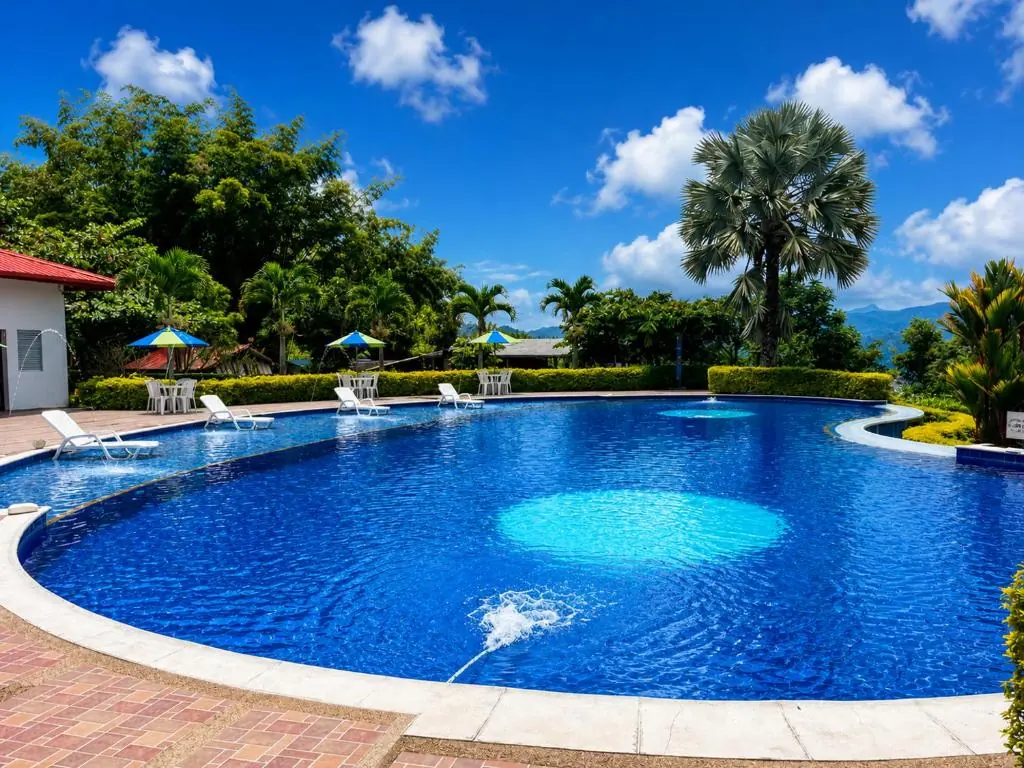 Piscina de Hotel Takuara con vista a las montañas de Vergara