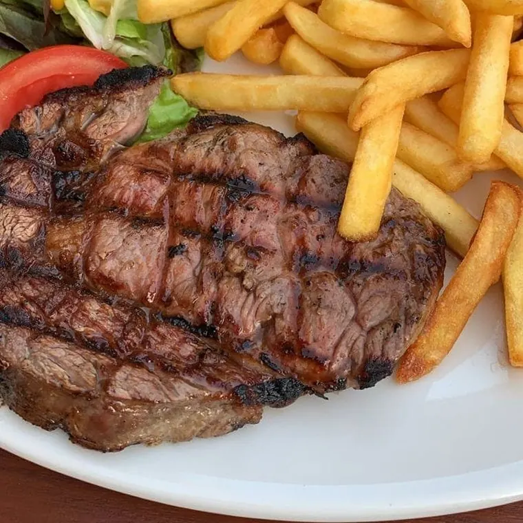 Churrasco a la parrilla con papas y ensalada