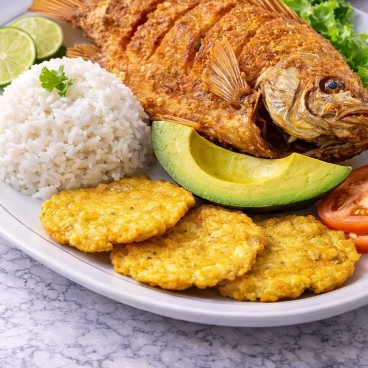 Mojarra frita con arroz, patacones y aguacate