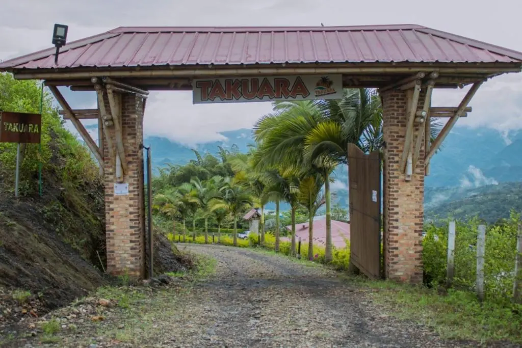 Portada de entrada del Hotel Takuara en la vía Vergara–Nimaima