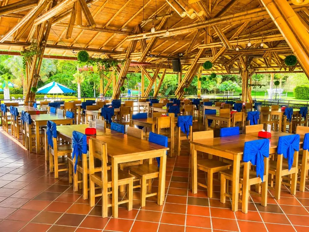 Restaurante del Hotel Takuara bajo estructura de guadua