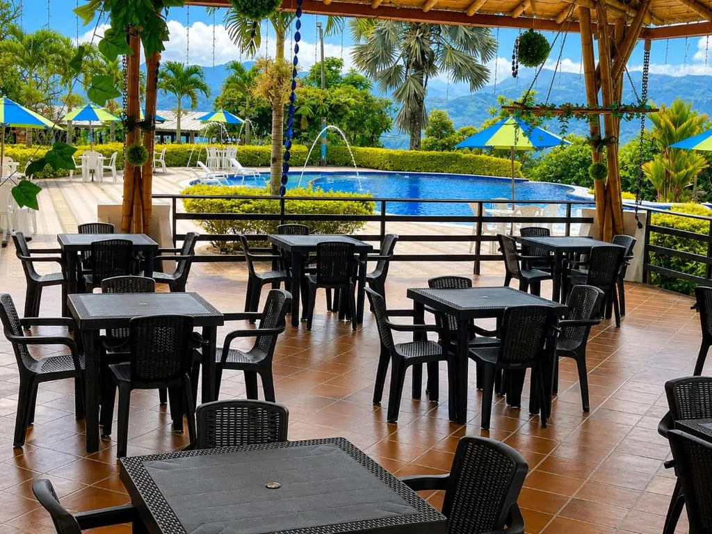 Terraza al aire libre frente a la piscina